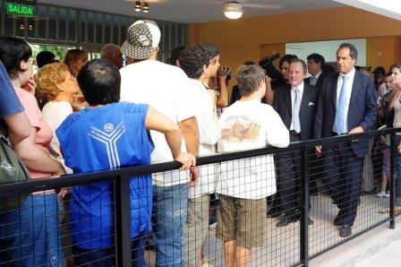 Scioli inauguró en Vicente López un centro odontológico y la sede del Programa “Envión” Scioli inauguró en Vicente López un centro odontológico y la sede del Programa “Envión”