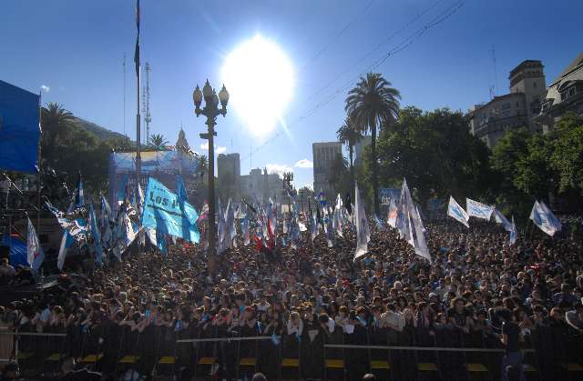 Una multitud colmó Plaza de Mayo y disfrutó del festival por el Día de ...
