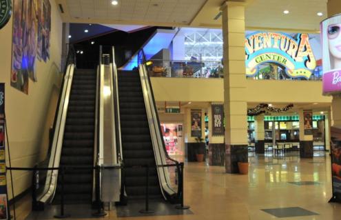 Los policías custodiaban la entrada al parque que permaneció sin abrir (Ezequiel Fafián / Crónica) Los policías custodiaban la entrada al parque que permaneció sin abrir (Ezequiel Fafián / Crónica)