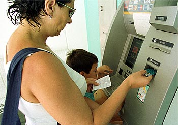 Bancos aumentan hasta $30.000 el límite de extracción en cajeros automáticos
