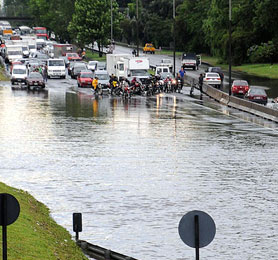 Por las lluvias, cortan la circulación en la General Paz. Por las lluvias, cortan la circulación en la General Paz.
