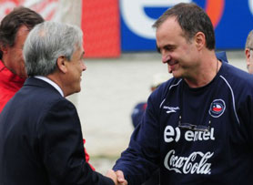 El presidente chileno le pide a Bielsa que siga al frente de la selección trasandina El presidente chileno le pide a Bielsa que siga al frente de la selección trasandina