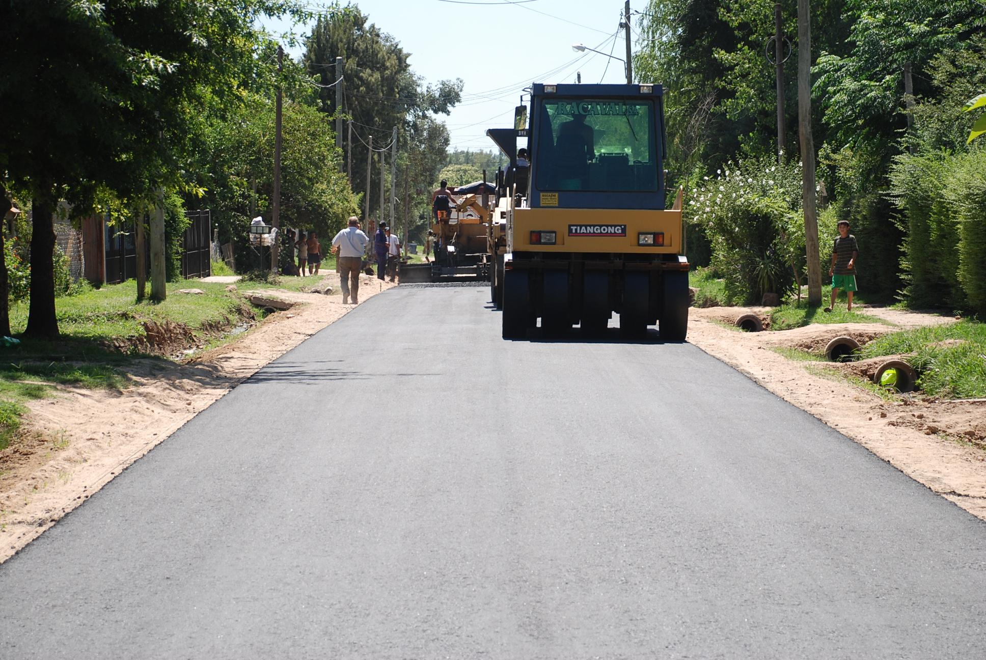 Obras de asfalto en el Barrio La Lomita en Pilar. Obras de asfalto en el Barrio La Lomita en Pilar.