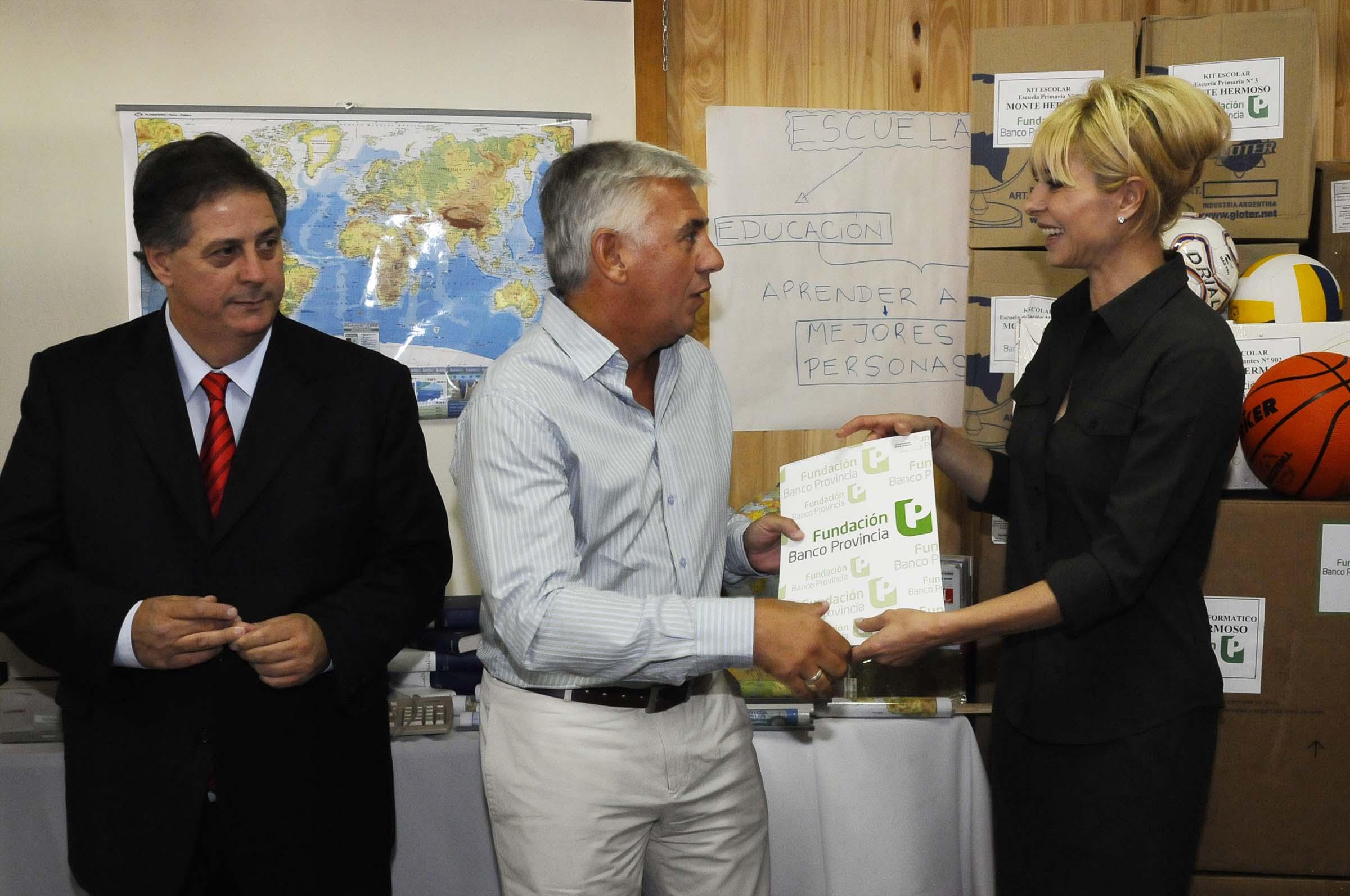 Karina Rabolini junto “Comunidades Solidarias” repartió útiles escolares en Monte hermoso. Karina Rabolini junto “Comunidades Solidarias” repartió útiles escolares en Monte hermoso.