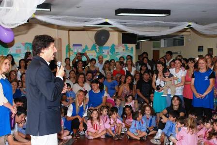 El jefe comunal hablando en la ceremonia del inicio del ciclo lectivo en el Jardín Municipal 4 El jefe comunal hablando en la ceremonia del inicio del ciclo lectivo en el Jardín Municipal 4