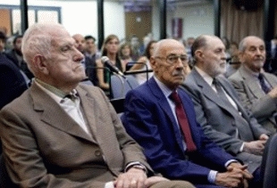 Comenzó el juicio a Videla y Bignone por 35 casos de robo de bebés Comenzó el juicio a Videla y Bignone por 35 casos de robo de bebés