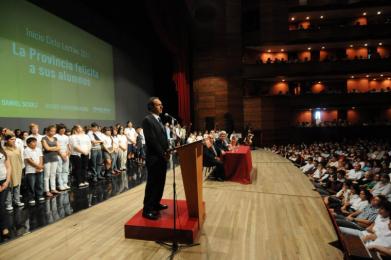El gobernador Scioli encabezó hoy la ceremonia de apertura del ciclo lectivo de nivel medio, que se realizó en el Teatro Argentino de La Plata. El gobernador Scioli encabezó hoy la ceremonia de apertura del ciclo lectivo de nivel medio, que se realizó en el Teatro Argentino de La Plata.