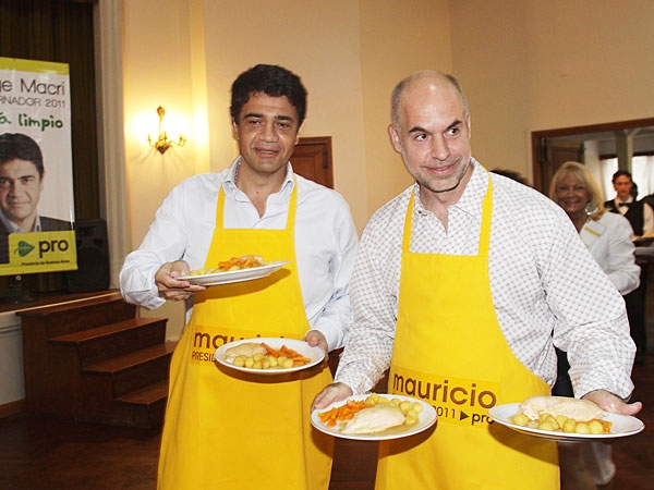 Rodríguez Larreta y Jorge Macri, con delantales de Mauricio Presidente en Vicente López Rodríguez Larreta y Jorge Macri, con delantales de Mauricio Presidente en Vicente López