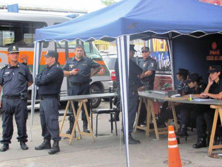 Fuerte Operativo Policial en el Barrio Las Flores y la Villa de Borges en Vicente López Fuerte Operativo Policial en el Barrio Las Flores y la Villa de Borges en Vicente López