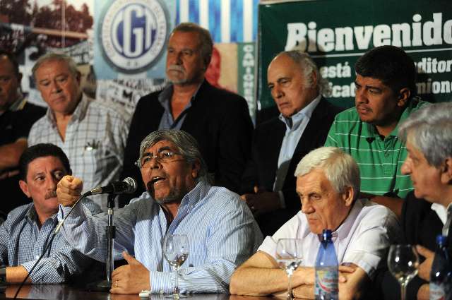 El secretario general de la CGT, Hugo Moyano, criticó hoy con dureza a la dirigencia del PJ disidente y de la oposición El secretario general de la CGT, Hugo Moyano, criticó hoy con dureza a la dirigencia del PJ disidente y de la oposición