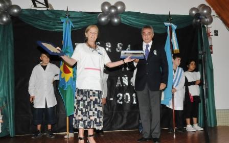 Rl presidente del Honorable Concejo Deliberante (HCD) Dr. Julio Zamora, en representación del Municipio de Tigre, procedió a la entrega de dos placas alusivas Rl presidente del Honorable Concejo Deliberante (HCD) Dr. Julio Zamora, en representación del Municipio de Tigre, procedió a la entrega de dos placas alusivas