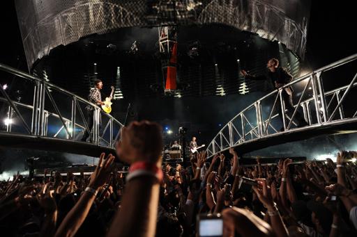 U2 quiere vender la garra del escenario de su U2 quiere vender la garra del escenario de su