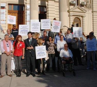 Familiares de víctimas de la delincuencia, acompañados por el intendente Posse, frente a la legislatura bonaerense Familiares de víctimas de la delincuencia, acompañados por el intendente Posse, frente a la legislatura bonaerense