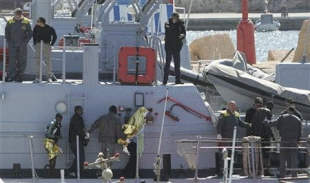 Barco se hunde en aguas italianas, desaparecen 130 inmigrantes Barco se hunde en aguas italianas, desaparecen 130 inmigrantes