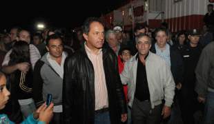 Scioli inauguró las jornadas solidarias-culturales “para acercar los servicios a los vecinos Scioli inauguró las jornadas solidarias-culturales “para acercar los servicios a los vecinos