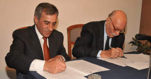 Malvinas firmó convenio por becas con la Universidad de Flores Malvinas firmó convenio por becas con la Universidad de Flores