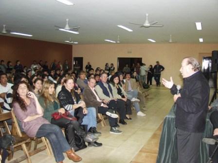 El Intendente de San Fernando, Osvaldo Amieiro, entregó diplomas a quienes finalizaron los cursos de Orientación Laboral y Prácticas Calificantes El Intendente de San Fernando, Osvaldo Amieiro, entregó diplomas a quienes finalizaron los cursos de Orientación Laboral y Prácticas Calificantes