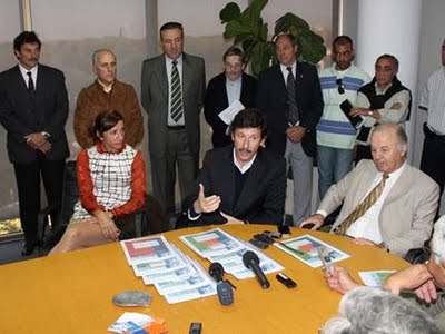 El jefe comunal presentando el nuevo sistema de estacionamiento para Acassuso en rueda de prensa
El jefe comunal presentando el nuevo sistema de estacionamiento para Acassuso en rueda de prensa