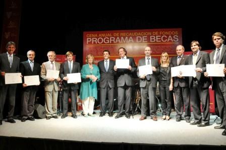 Massa junto a la presidenta de la Asociación Conciencia, Lia Rueda y empresarios locales