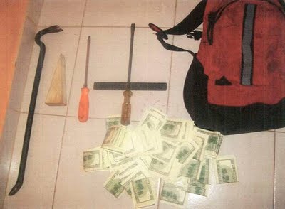 Barreta, destornilladores y una cuña, utilizada por los scruchantes en Martínez, junto a dólares que habían sustraído de la propiedad Barreta, destornilladores y una cuña, utilizada por los scruchantes en Martínez, junto a dólares que habían sustraído de la propiedad