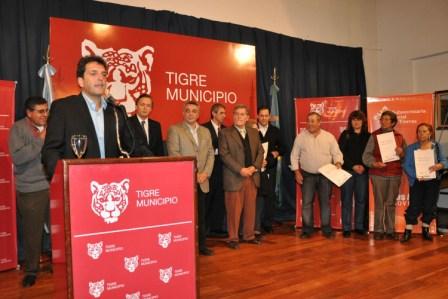 Massa en la entrega de escrituras a vecinos de Tigre Massa en la entrega de escrituras a vecinos de Tigre
