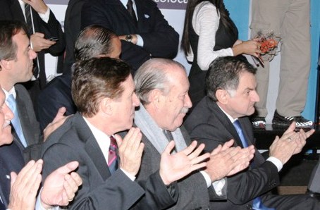 El Intendente Osvaldo Amieiro y el Gobernador de la Provincia de Buenos Aires, Daniel Scioli, junto a vecinos y vecinas, compartieron la entrega del subsidio El Intendente Osvaldo Amieiro y el Gobernador de la Provincia de Buenos Aires, Daniel Scioli, junto a vecinos y vecinas, compartieron la entrega del subsidio