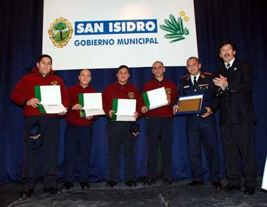 Posse, junto s a los bomberos distinguidos: Santiago Marchetti, ;aríazs Montes, Pablo Moyano y Juan Ussia Posse, junto s a los bomberos distinguidos: Santiago Marchetti, ;aríazs Montes, Pablo Moyano y Juan Ussia