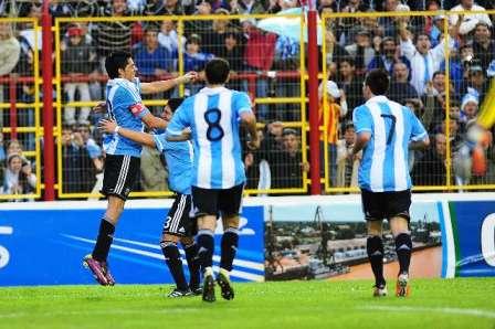 El seleccionado casero le hizo cuatro goles a Paraguay en un entretenido partido El seleccionado casero le hizo cuatro goles a Paraguay en un entretenido partido