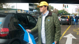 Jorge Macri repartió banderas y criticó la campaña sucia en Vicente López Jorge Macri repartió banderas y criticó la campaña sucia en Vicente López