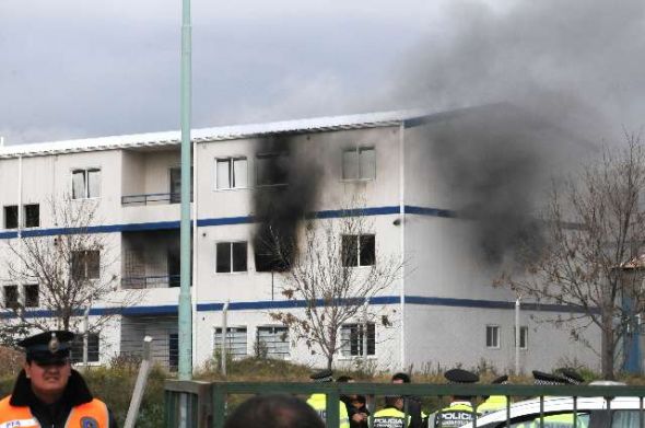 algunos de los ocupantes incendiaron cinco unidades antes de retirarse algunos de los ocupantes incendiaron cinco unidades antes de retirarse