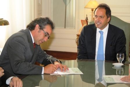Guzmán se reunió con Scioli e intendentes para hacer entrega de subsidios Guzmán se reunió con Scioli e intendentes para hacer entrega de subsidios