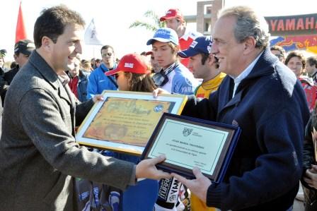 Tigre inauguró el nuevo Paseo de los Remeros - Entrega de placa a Traverso
