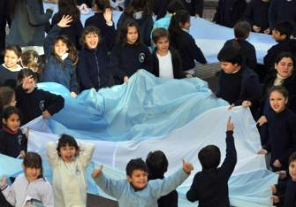 Una multitud desfiló con la bandera mas larga del Mundo Una multitud desfiló con la bandera mas larga del Mundo