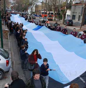 miles de alumnos que trasladaron a pie una gigantesca bandera argentina de más de 80 metros miles de alumnos que trasladaron a pie una gigantesca bandera argentina de más de 80 metros