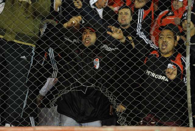 Un grupo hinchas de River invadió el campo de juego y por eso el juego estuvo interrumpido 20 minutos Un grupo hinchas de River invadió el campo de juego y por eso el juego estuvo interrumpido 20 minutos