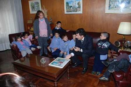 El jefe comunal con sus pequeños visitantes del Jardín Nº 903 El jefe comunal con sus pequeños visitantes del Jardín Nº 903