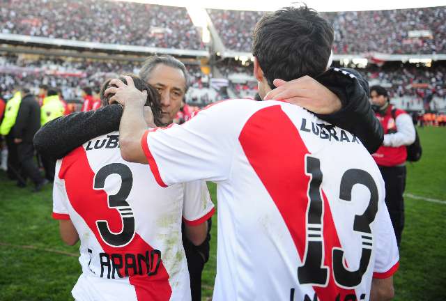 River perdió la categoría y en su cancha escribió la página más triste de su historia River perdió la categoría y en su cancha escribió la página más triste de su historia