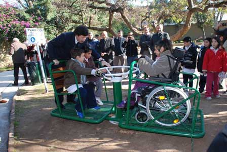Posse inauguró juegos integradores en la plaza Roca Posse inauguró juegos integradores en la plaza Roca