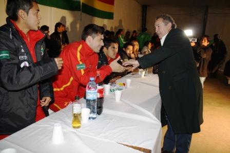 La selección de fútbol de Bolivia visitó Escobar La selección de fútbol de Bolivia visitó Escobar