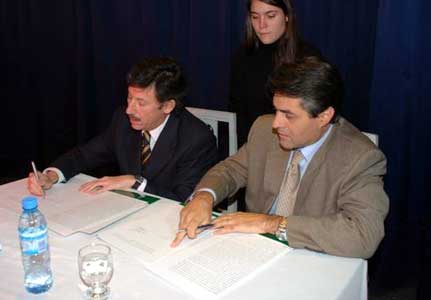El intendente Posse y el rector O`Donell firmando el convenio marco de cooperación El intendente Posse y el rector O`Donell firmando el convenio marco de cooperación