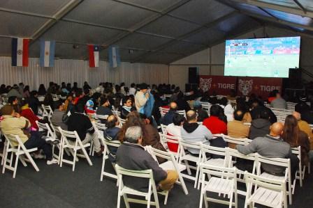 Hinchas viendo el partido en el playon de Tigre Hinchas viendo el partido en el playon de Tigre