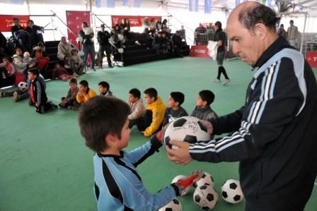Bochini firma pelotas a los chicos Bochini firma pelotas a los chicos