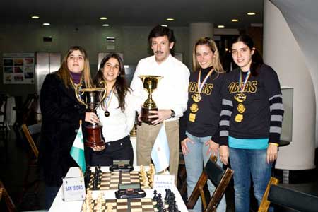 El intendente Posse haciendo entrega de los trofeos a las locales y ganadoras del certamen (izq) y a las representantes de Obras Aysa (der) El intendente Posse haciendo entrega de los trofeos a las locales y ganadoras del certamen (izq) y a las representantes de Obras Aysa (der)