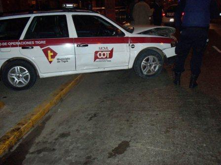 un móvil de seguridad municipal (orden 106) les cortó el paso y el Nissan cayó en una zanja un móvil de seguridad municipal (orden 106) les cortó el paso y el Nissan cayó en una zanja