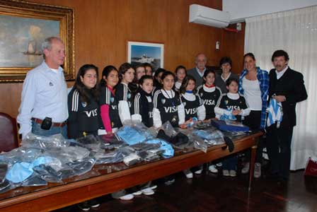 El intendente Posse junto con Belén Succi, las chicas del Campo Nº 6 y la indumentaria que recibieron de regalo El intendente Posse junto con Belén Succi, las chicas del Campo Nº 6 y la indumentaria que recibieron de regalo