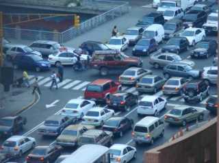 Cada vez hay más vehículos en las calles que producen trabas en el tránsito Cada vez hay más vehículos en las calles que producen trabas en el tránsito