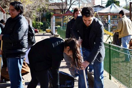 Santiago Cafiero organizó la limpieza de la Plaza Belgrano junto a vecinos de Villa Adelina Santiago Cafiero organizó la limpieza de la Plaza Belgrano junto a vecinos de Villa Adelina