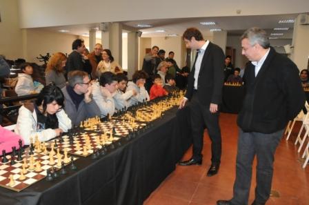Gran Clínica de Ajedrez de Rubén Felgaer en el HCD de Tigre Gran Clínica de Ajedrez de Rubén Felgaer en el HCD de Tigre