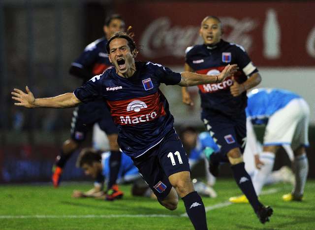 Leone festeja el gol del empate Leone festeja el gol del empate