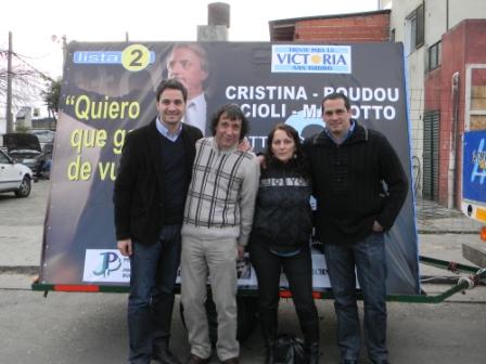 En el tramo final de su campaña el Candidato a Intendente del FPV San Isidro Lista 2 el concejal Santiago Cafiero recorrió el Barrio Santa Rita de la localidad de Boulogne En el tramo final de su campaña el Candidato a Intendente del FPV San Isidro Lista 2 el concejal Santiago Cafiero recorrió el Barrio Santa Rita de la localidad de Boulogne